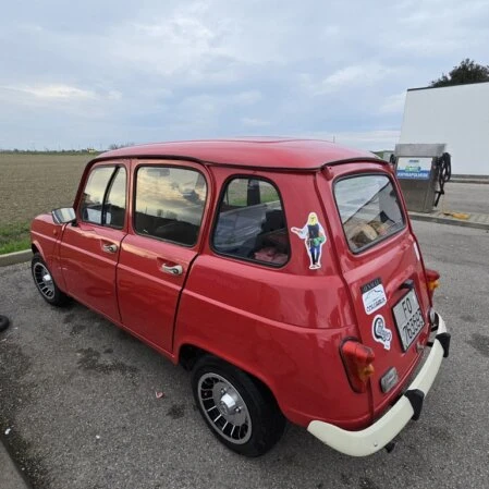 Ritrovo di appassionati R4 con sorrisi e bandiere