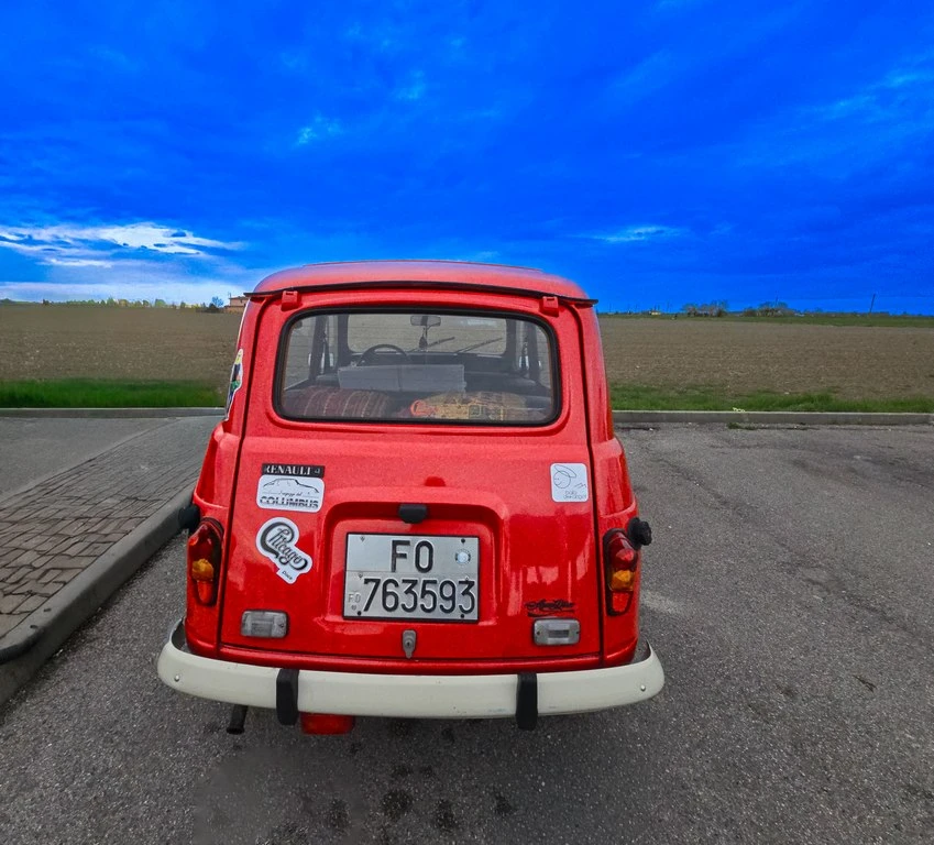 R4 rossa davanti a un panorama ampio