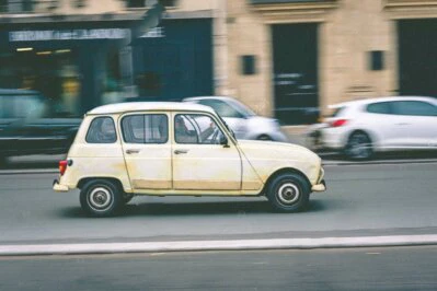 Dettaglio del volante e cruscotto vintage della Renault 4