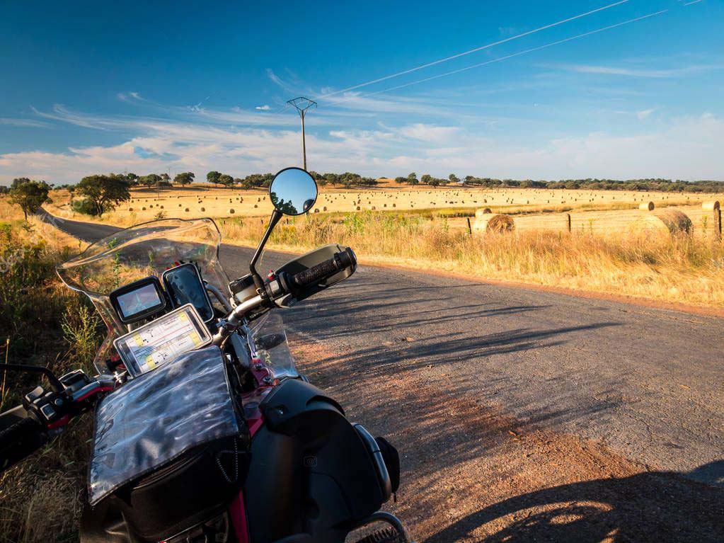 Taccuino con mappa e penna su cofano