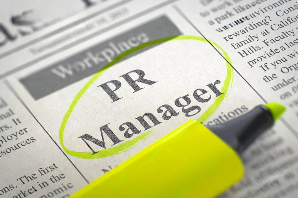 Fotocamera e taccuino su cofano di un'auto storica