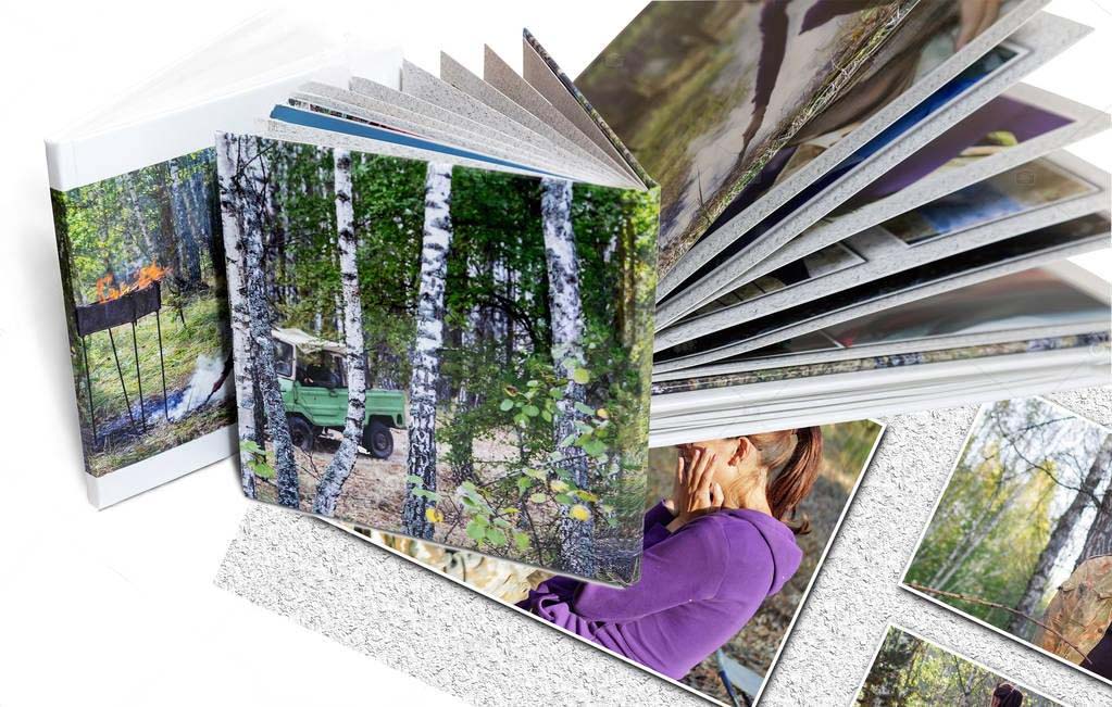 Raduno di appassionati accanto a Renault 4 d'epoca