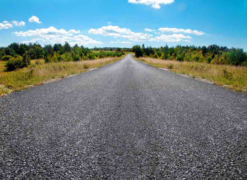 Strada sterrata che attraversa campi e colline