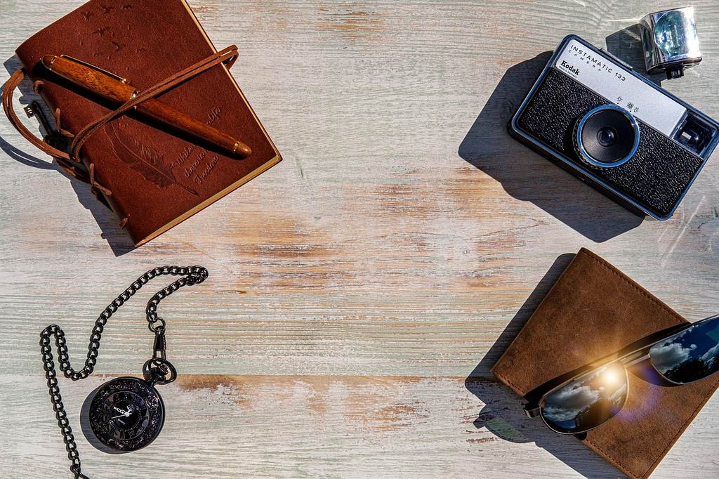 Ritratto di viaggiatrice con mappa a bordo della R4