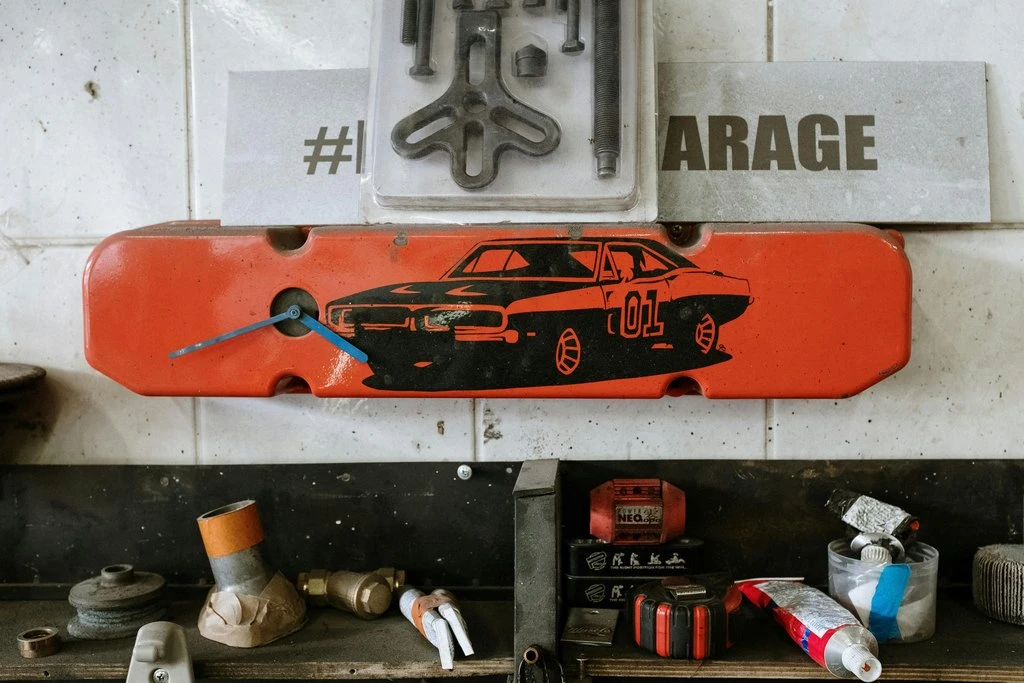 Meccanico con attrezzi vicino alla Renault 4