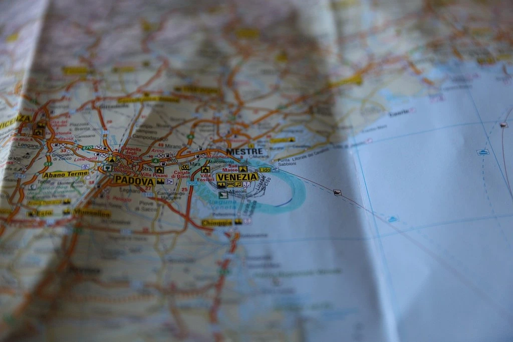 Renault 4 rossa con mappa cartacea sul cofano