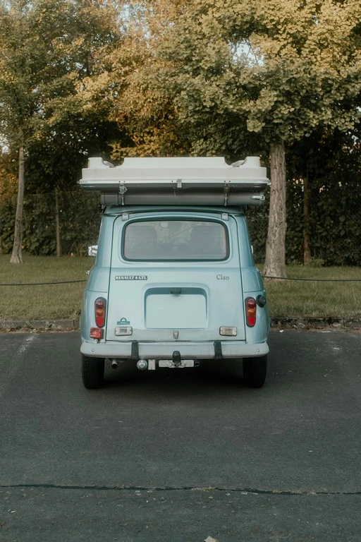 Carico ben fissato sul tetto di una R4